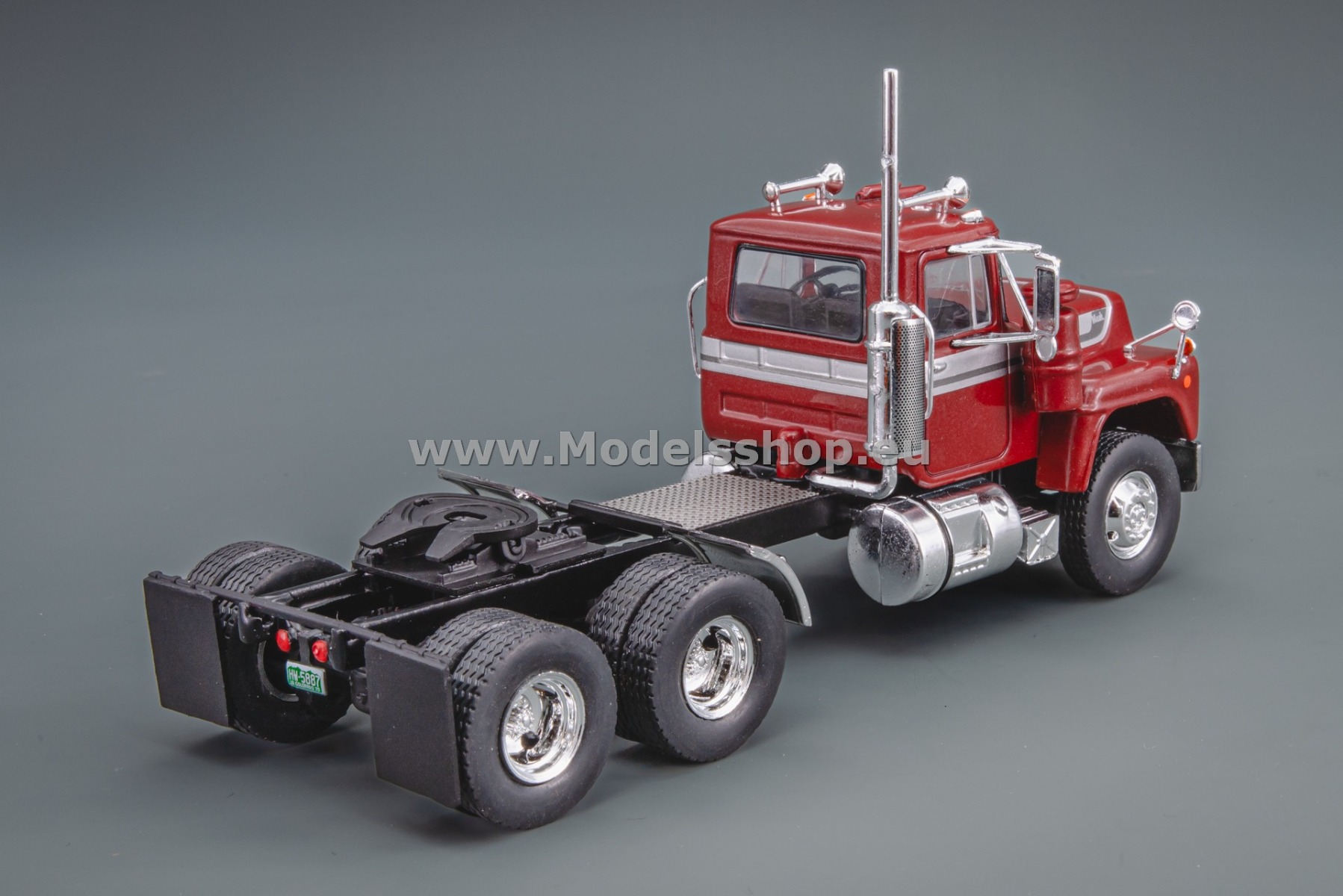 IXOTR212.22 Mack R-Series tractor truck, 1966 /red metallic/