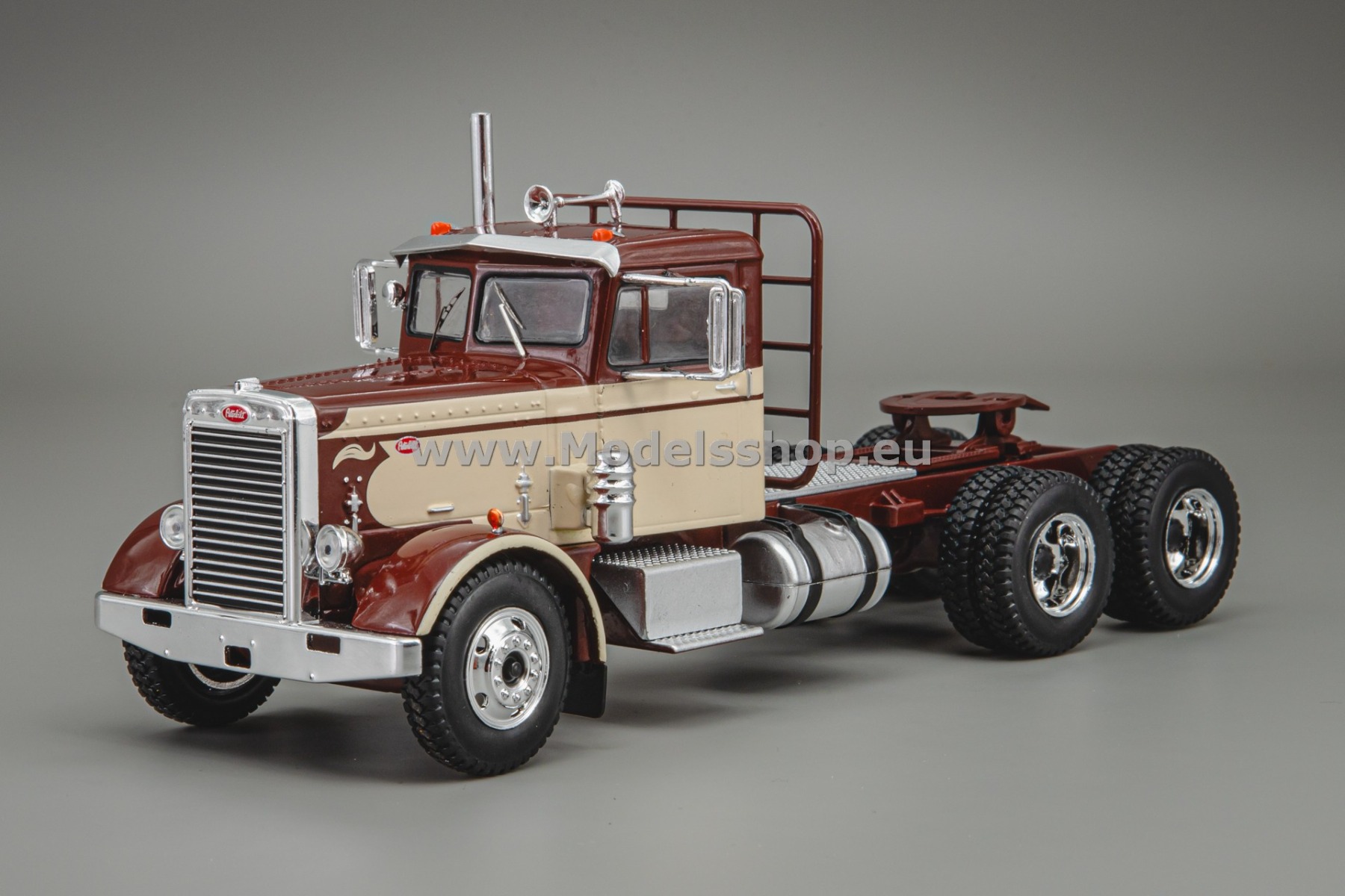 IXOTR226.22 Peterbilt 281 tractor truck, 1955 /dark brown - beige/