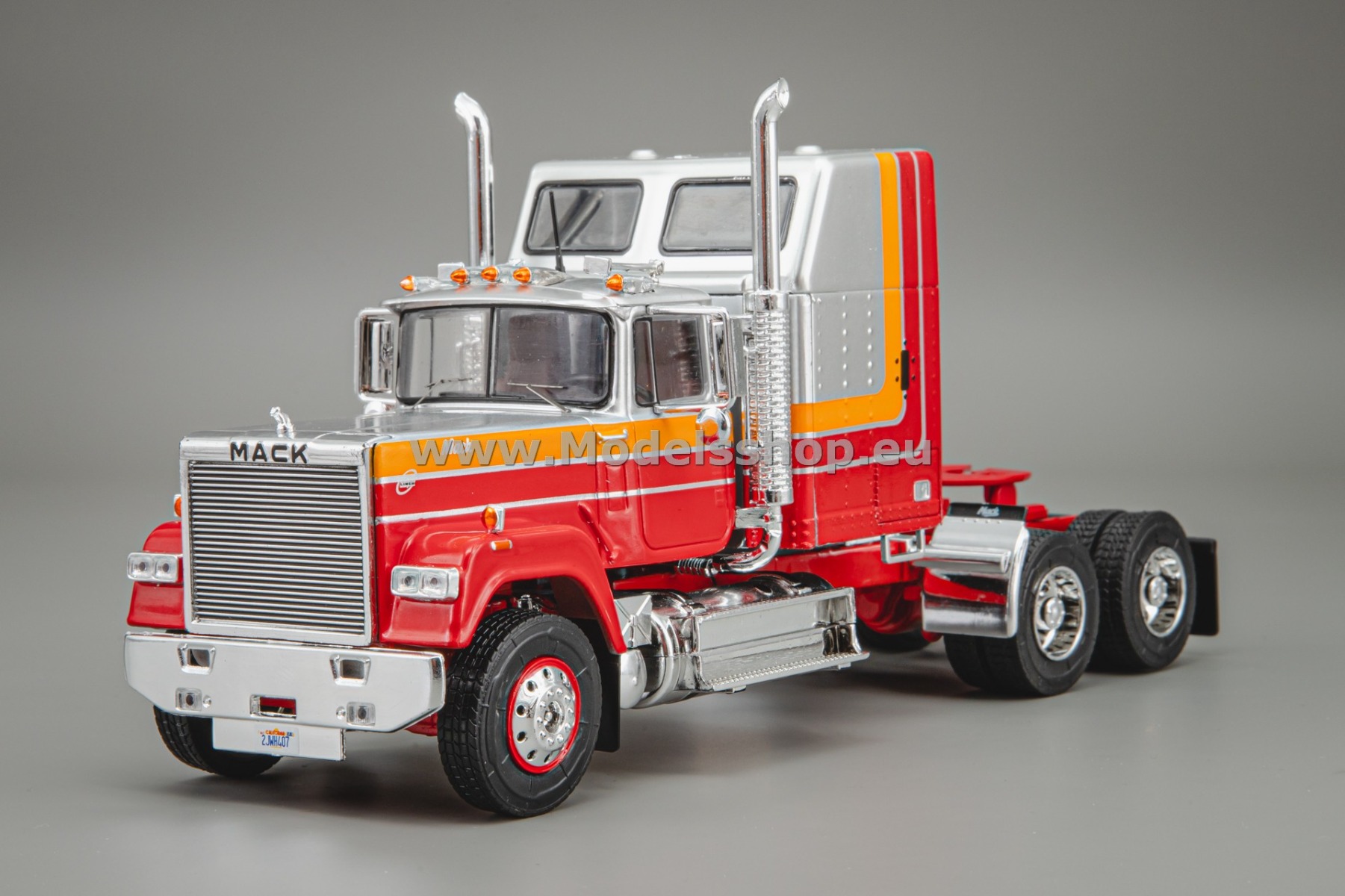 IXOTR227.22 Mack Superliner Magnum tractor truck, 1985 /silver - red/
