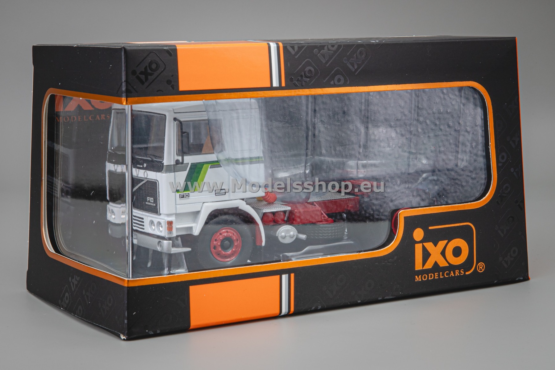 IXOTR228.22 Volvo F10 tractor truck, 1983 /white - green/