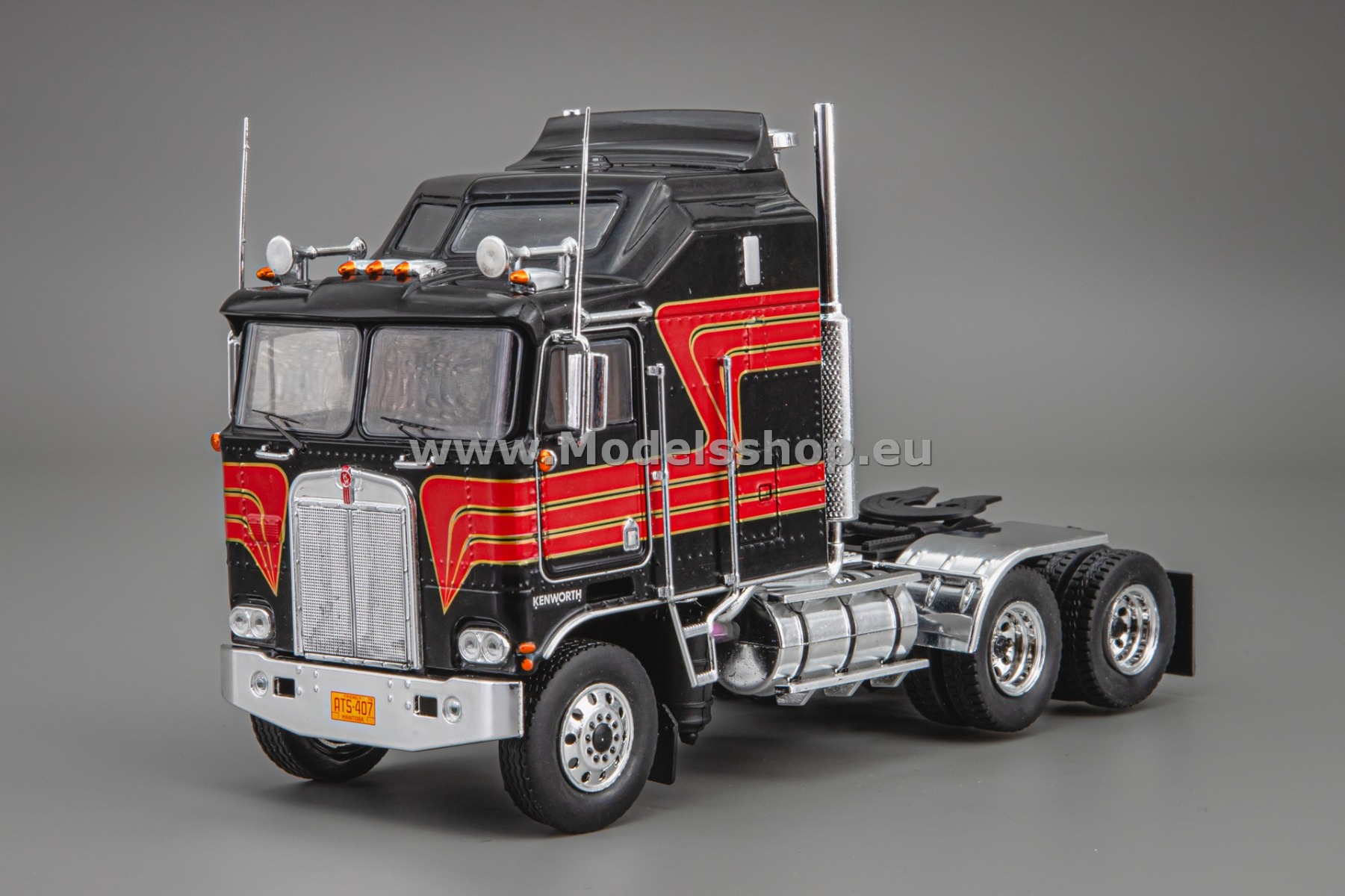 IXOTR229.22 Kenworth K 100 Aerodyne tractor truck, 1976 /black - red/