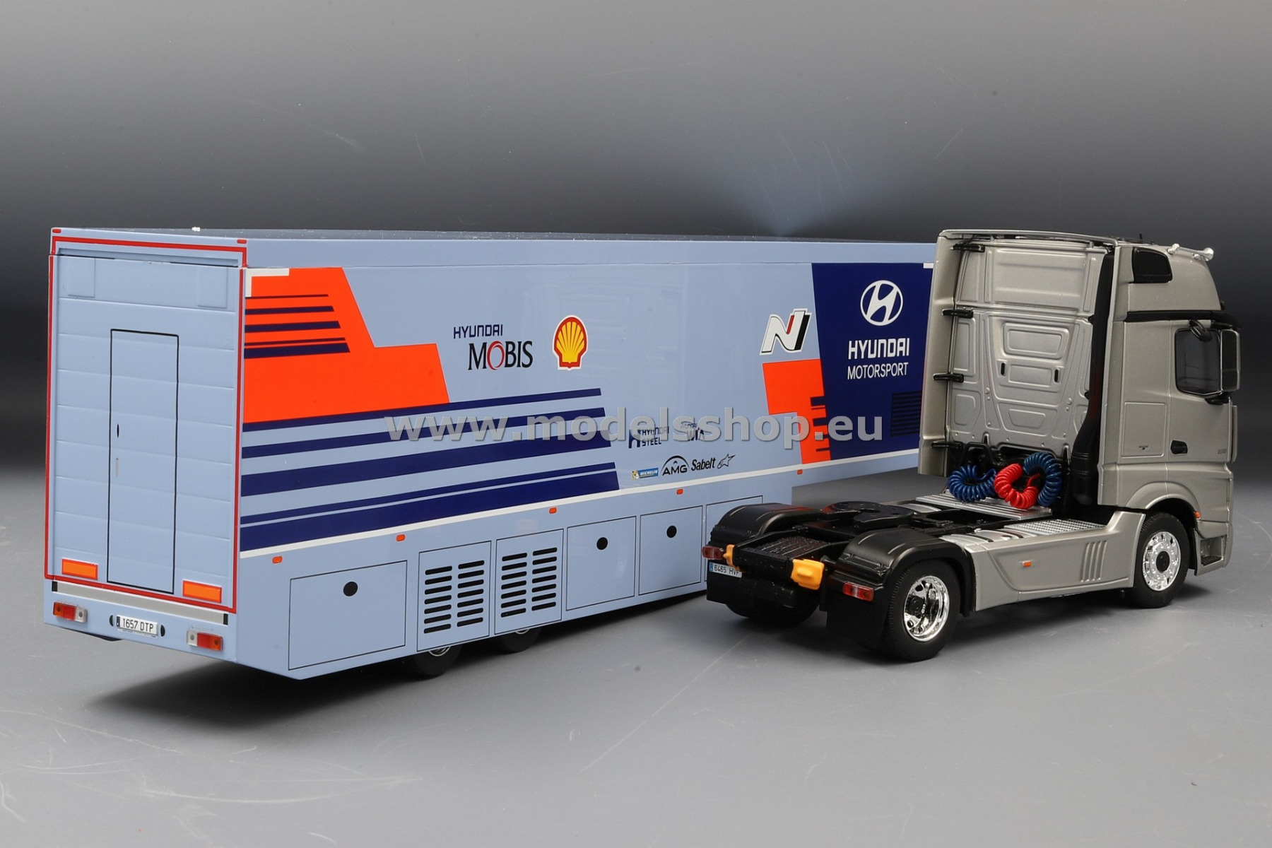スーパーセール 半額 IXO TTR019 Mercedes-Benz Actros MP4, Hyundai Motorsport レーシングカー