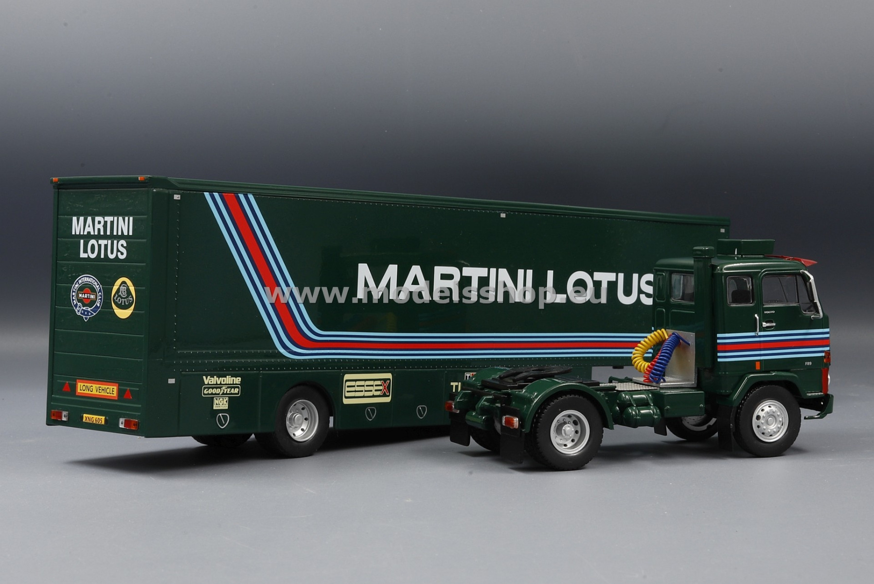 IXO TTR025 Volvo F88 tractor truck with semitrailer, 
