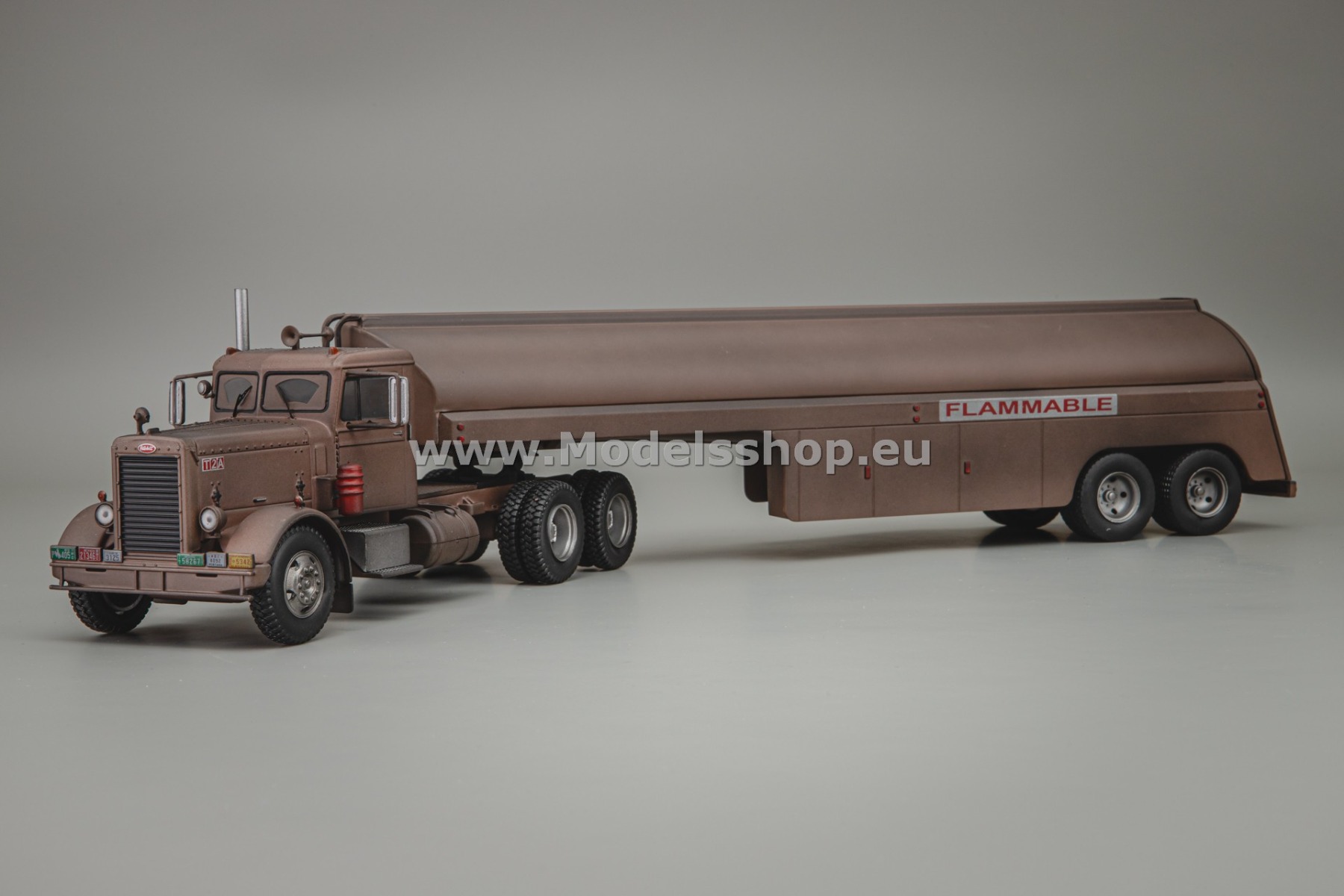 IXOTTR038.22 Peterbilt 281 tractor truck with tanker semitrailer /rusted/