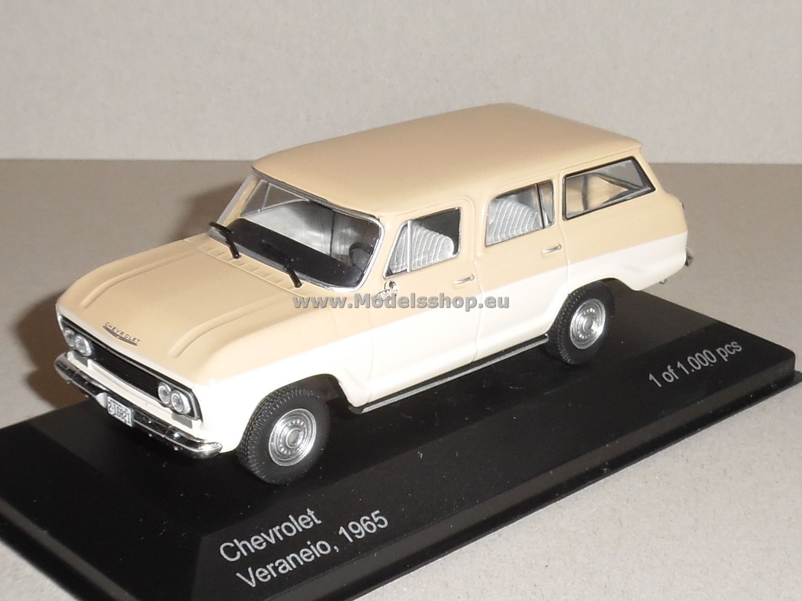 Chevrolet Veraneio /beige/light beige/