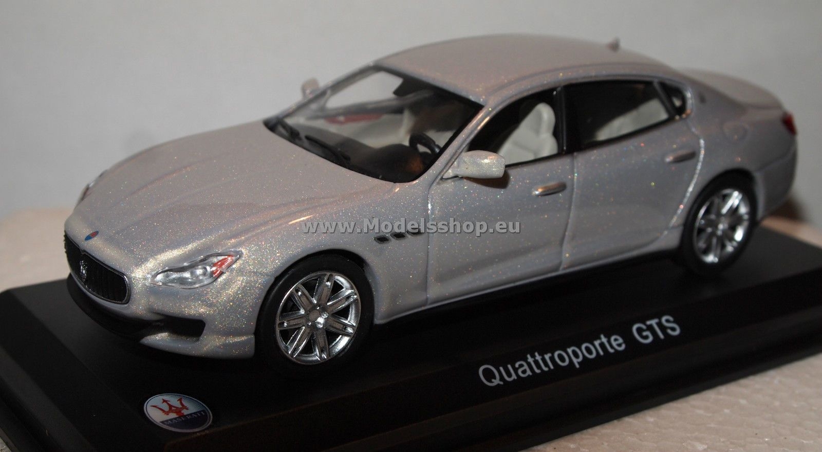 WhiteBox WBS039 Maserati Quattroporte GTS, 2013 /metallic-light-grey/