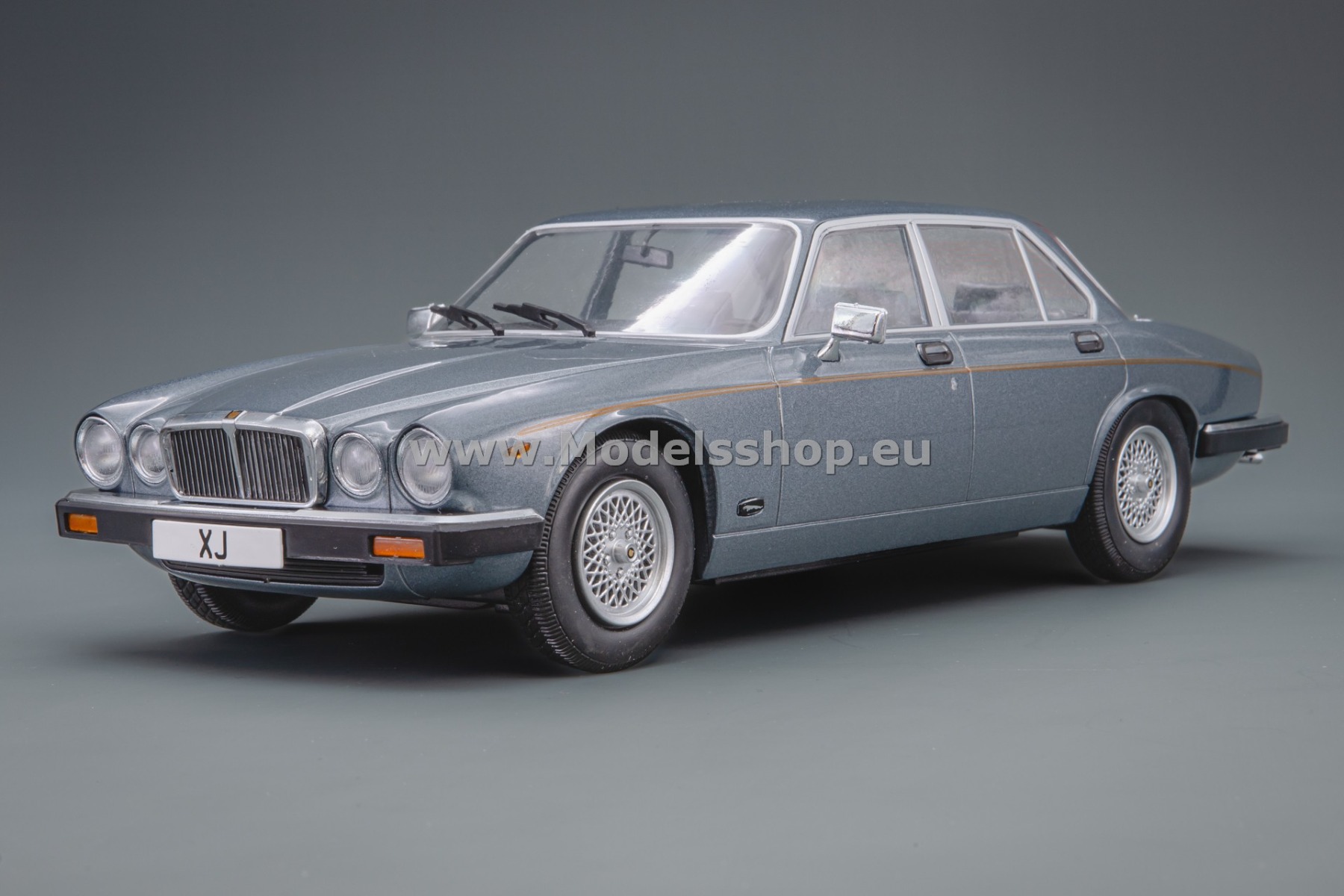 MCG18177 Jaguar XJ Series III, 1979 /dark grey metallic/