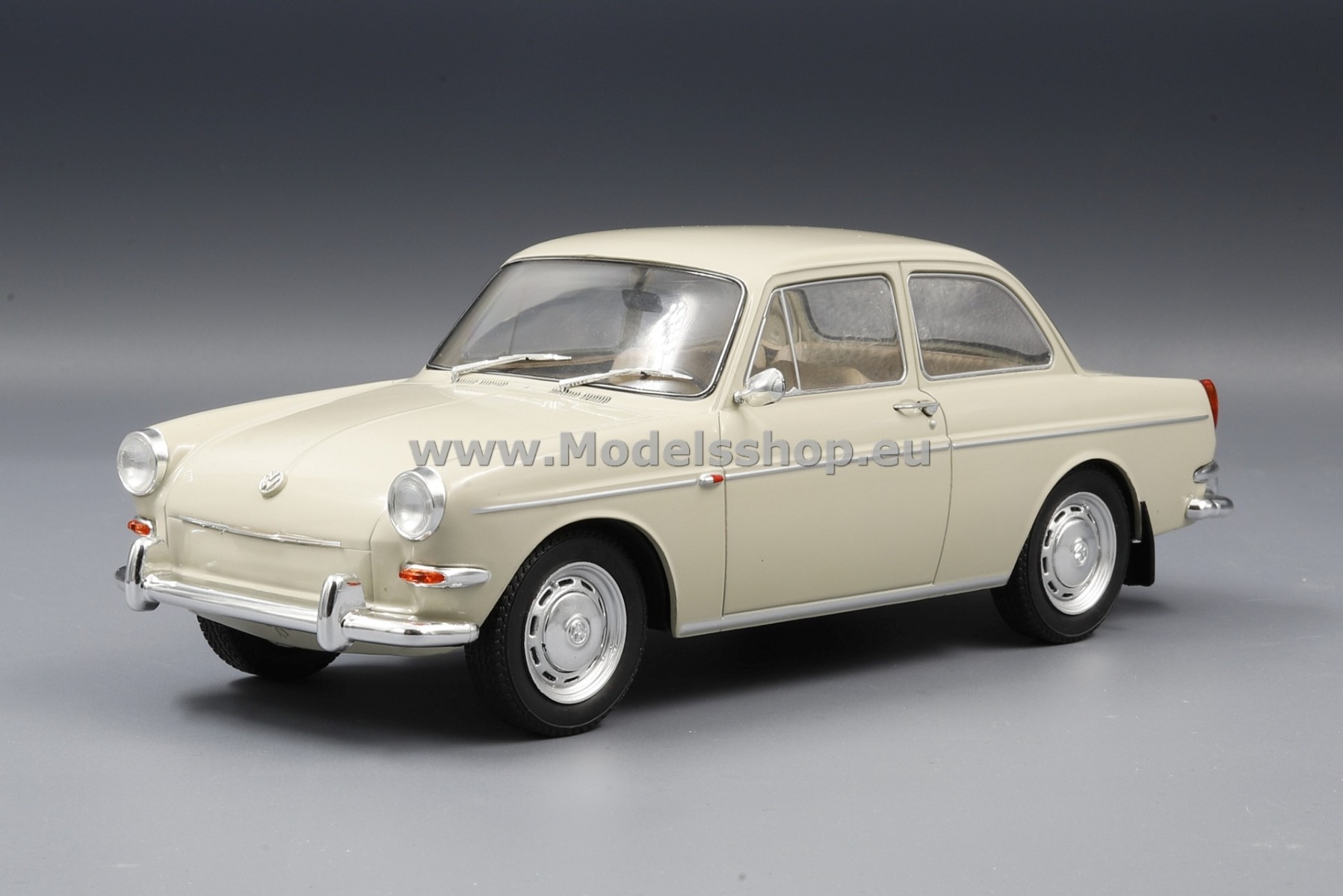 1/18 VolksWagen 1600TLファーストバック 1970 ブルーメタリック