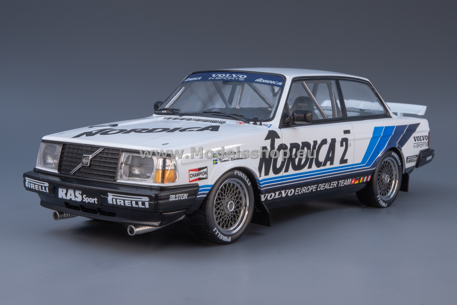Modèle Réduit IXO – Volvo 240 GL Estate 1990 – Blanc – Échelle 1/43 – Neuf En Boîte
