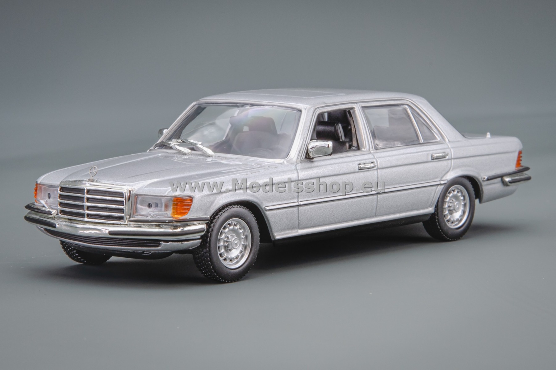 Mercedes-Benz 450SEL 6.9 (W116) seidenmattschwarz Werbemodell Minichamps B66040405 in der Modellauto