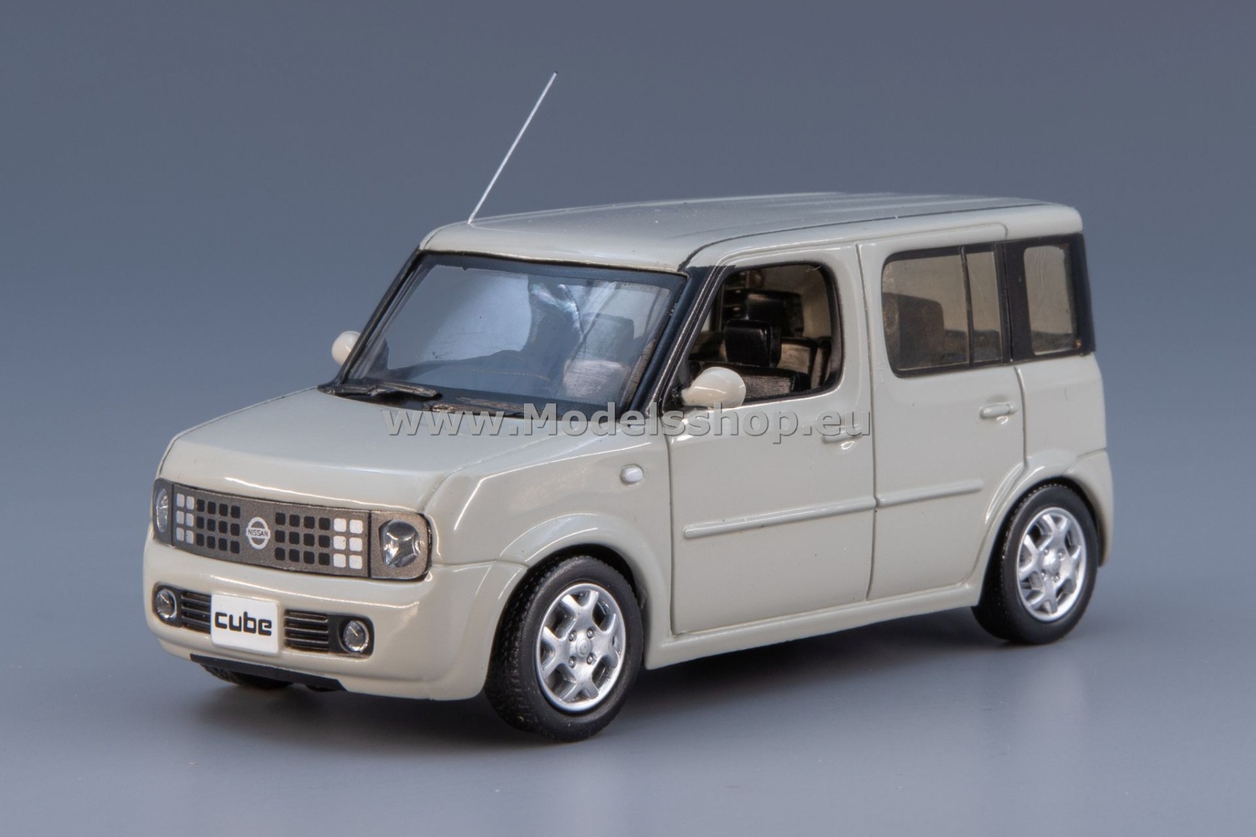 Nissan Cube, 2003 /ivory white/