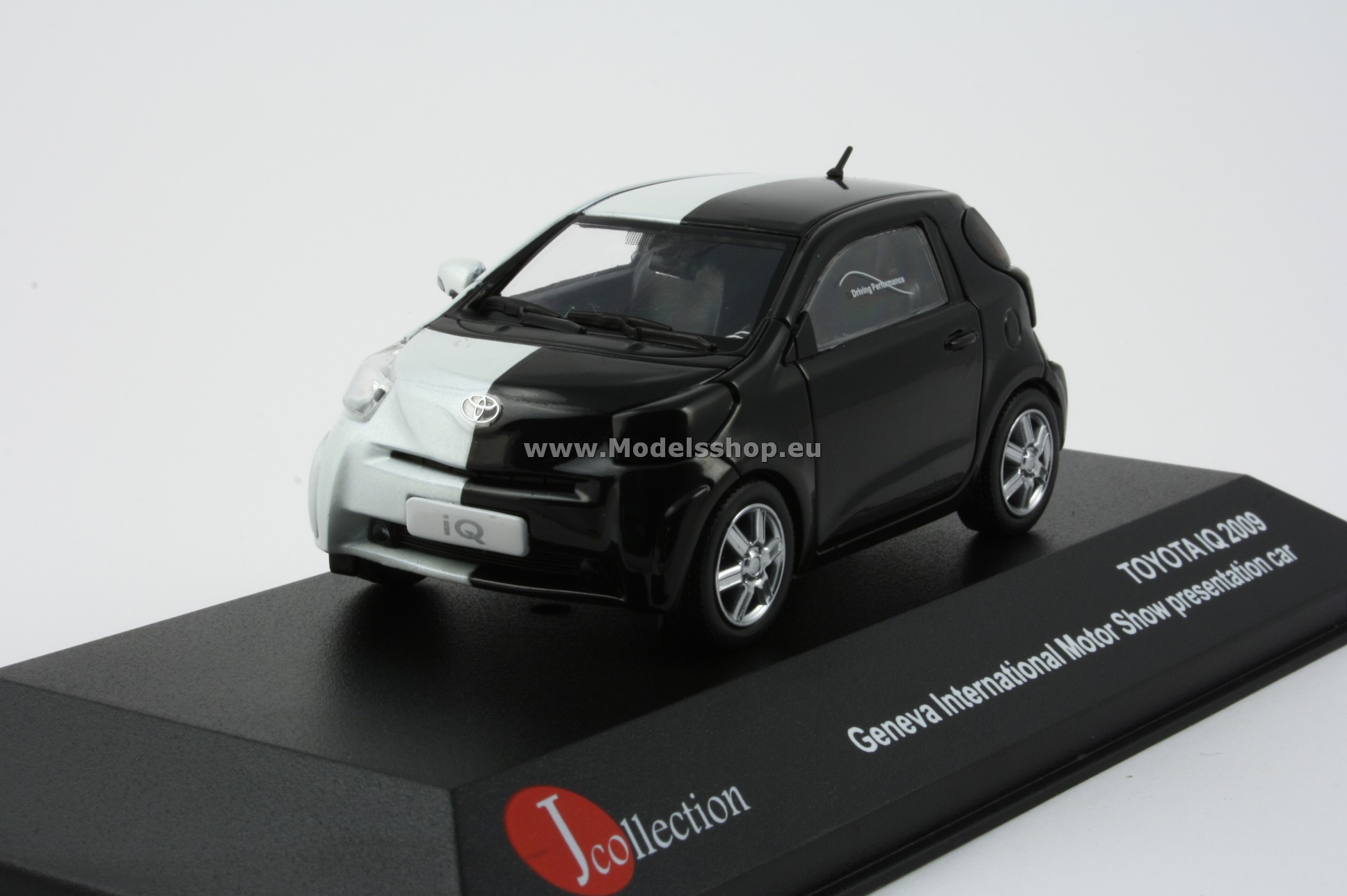 Toyota IQ 2009 /black-white/