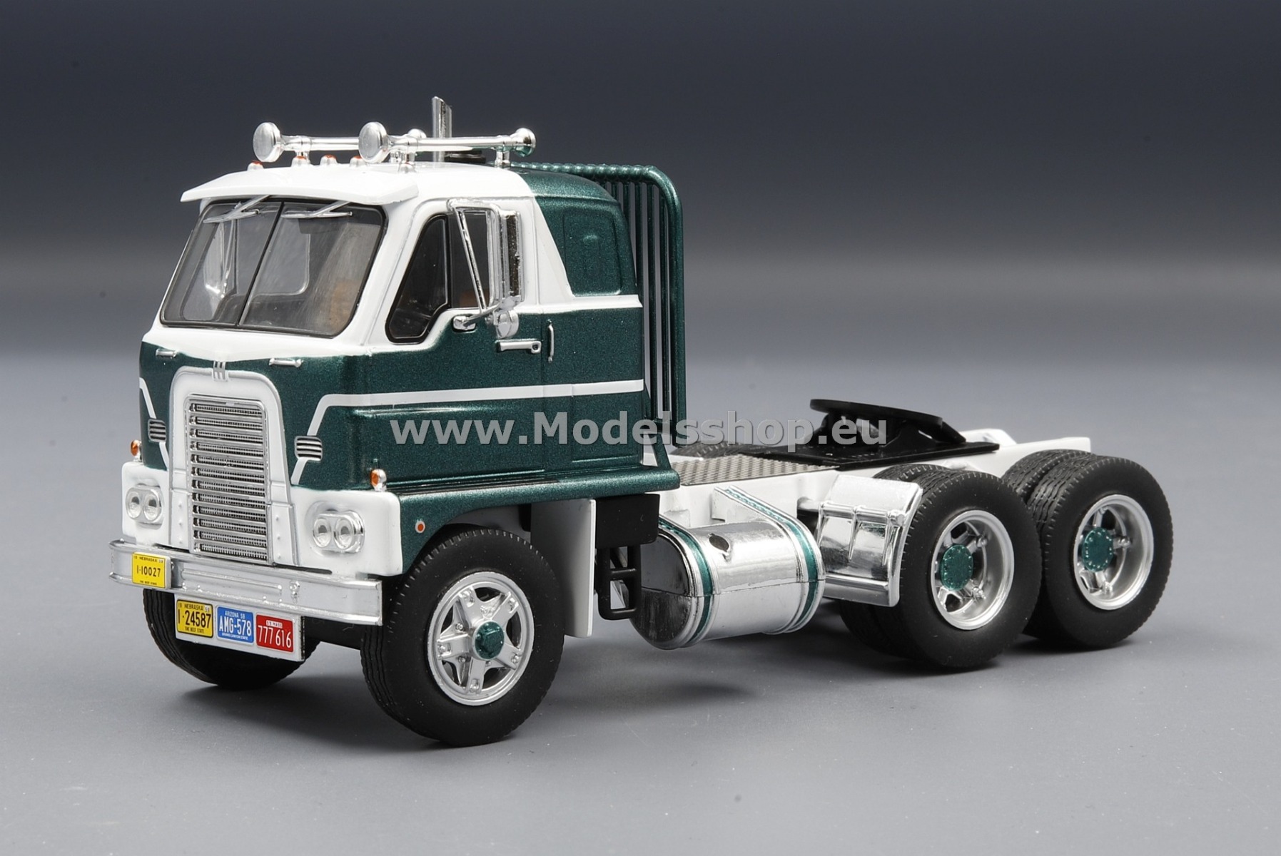 洋書 INTERNATIONAL TRUCKS First Gear 1/25 Scale Diecast Collectible International